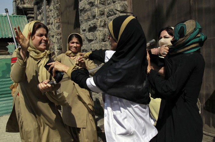 Các nữ cảnh sát Ấn Độ được huy động để giải tán người biểu tình